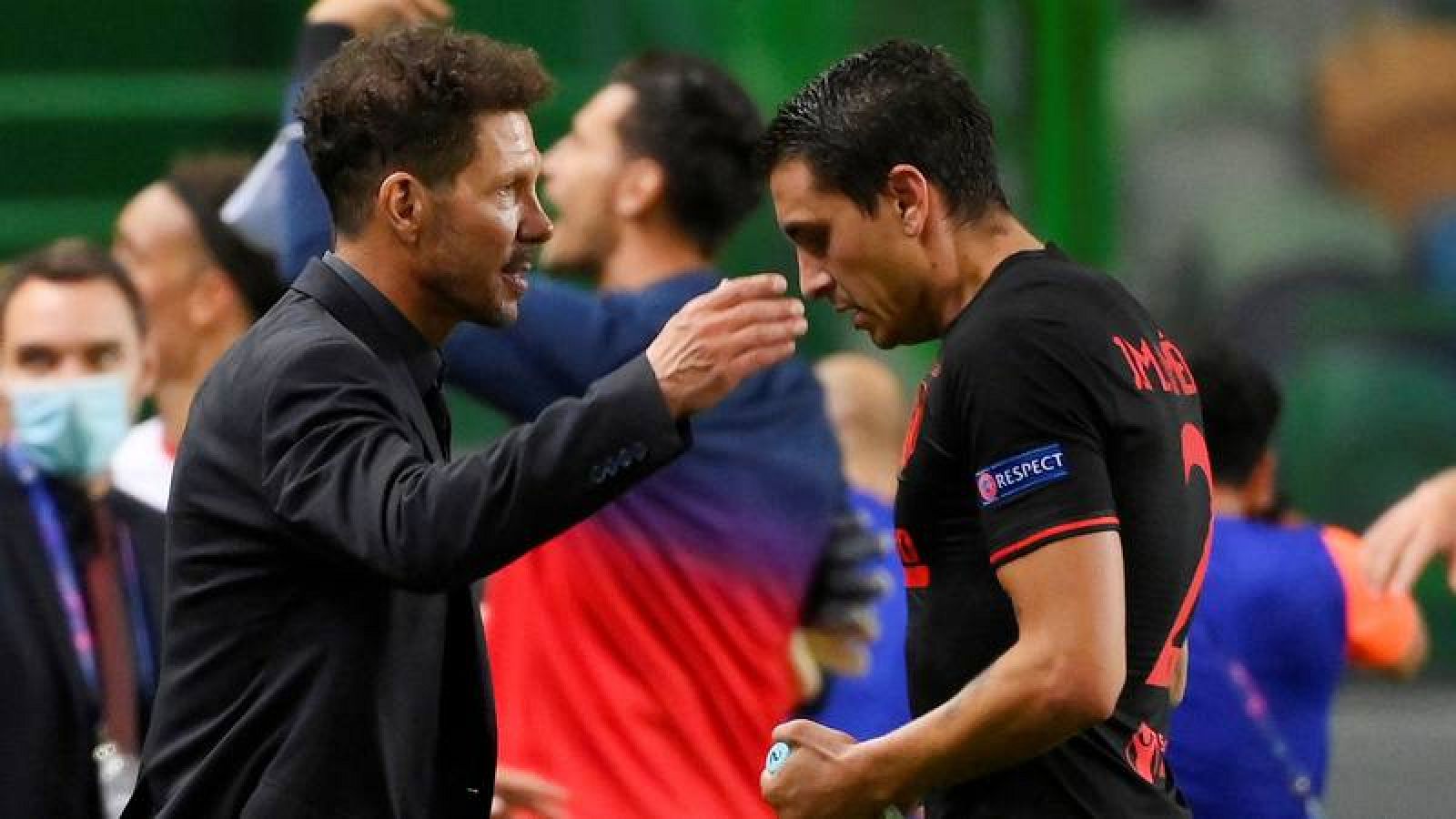 El entrenador del Atlético, Diego Simeone (i), consuela a Giménez al término del partido.