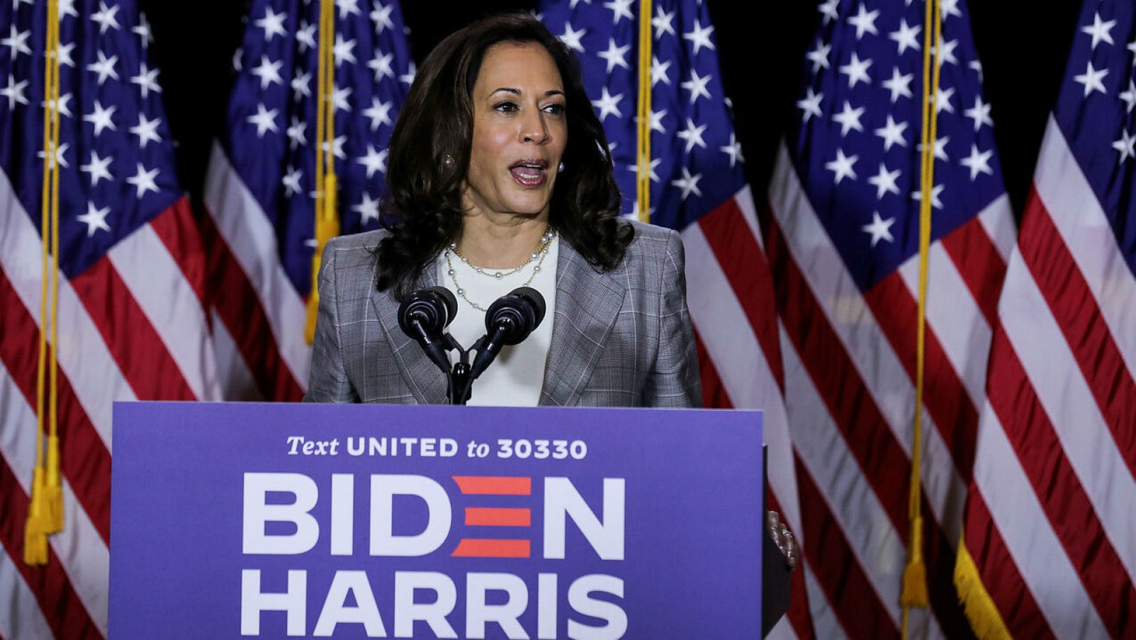 La candidata demócrata a la vicepresidencia de Estados Unidos, Kamala Harris, habla con los periodistas durante un evento de campaña en Wilmington, Delaware, Estados Unidos. 