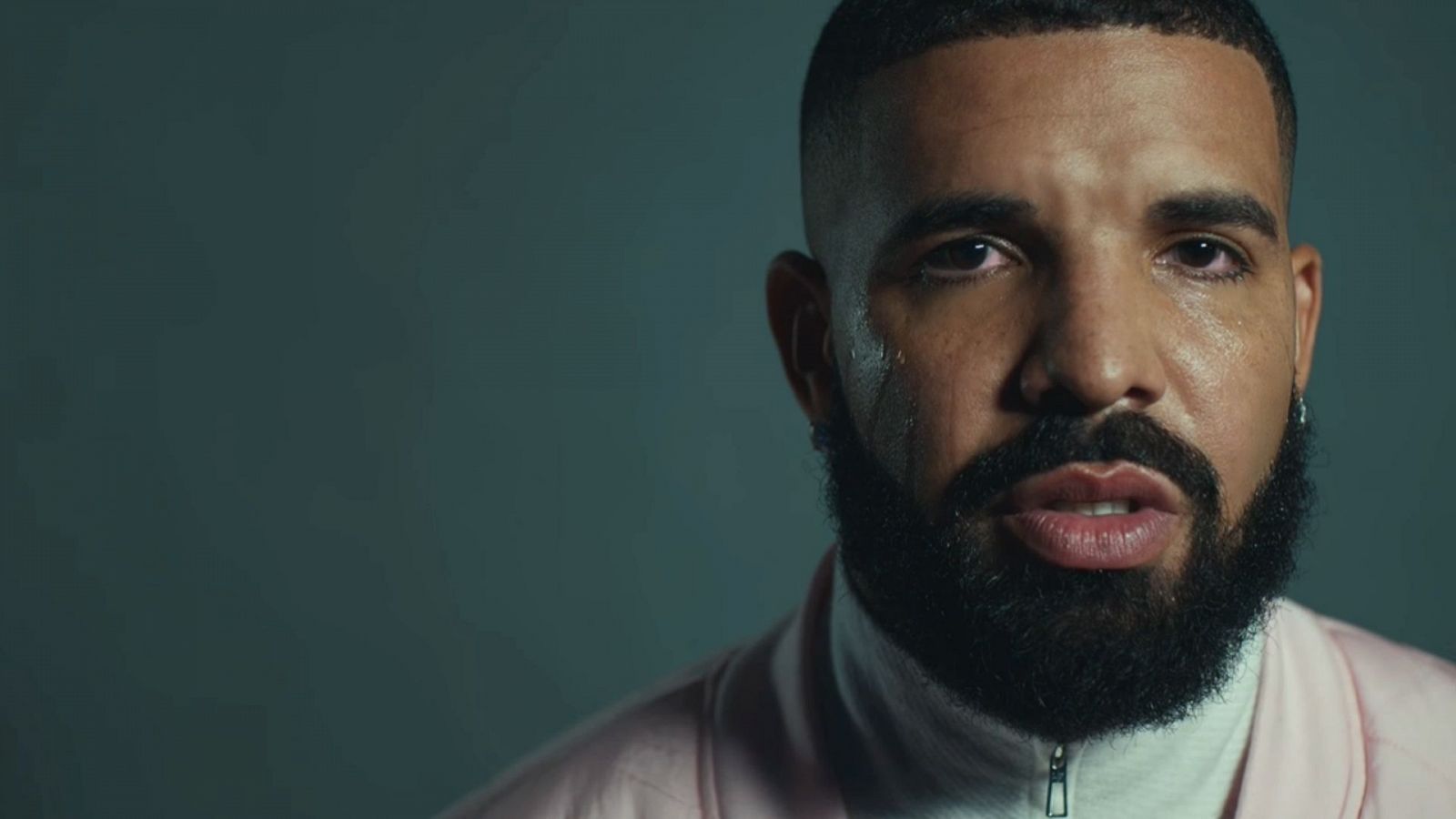 Drake en el videoclip de "Laugh Now Cry Later"
