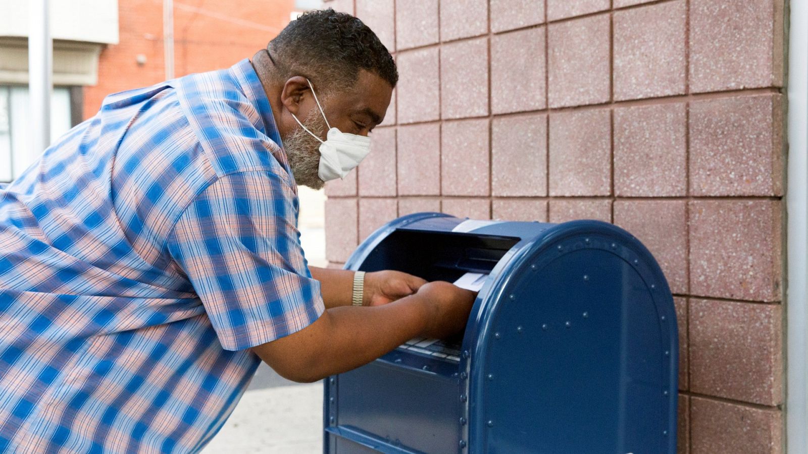 Un hombre utiliza el Servicio Postal este viernes en Philadelphia