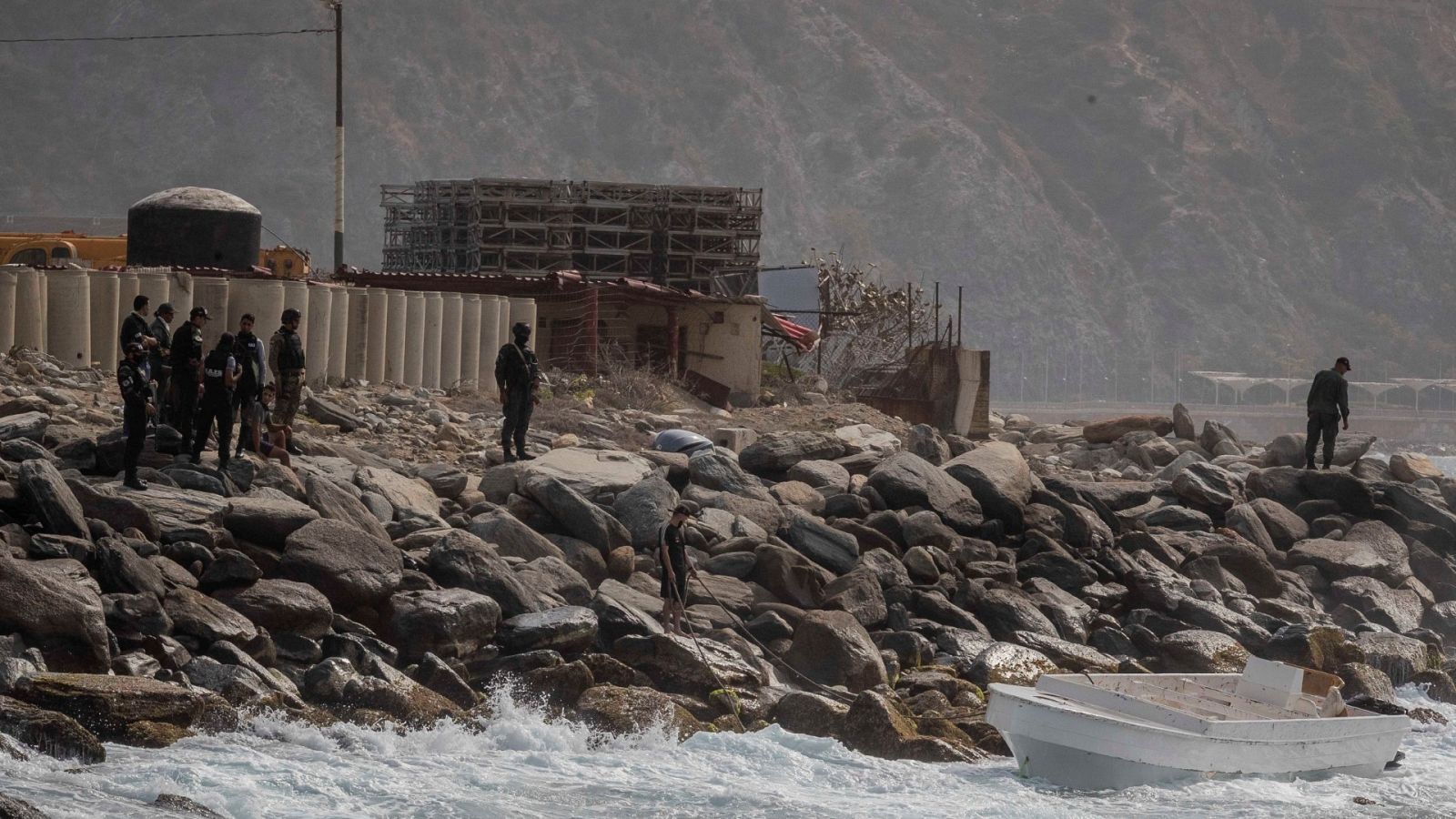 Soldados venezolanos patrullan en mayo el puerto de Macuto tras el ataque frustrado.