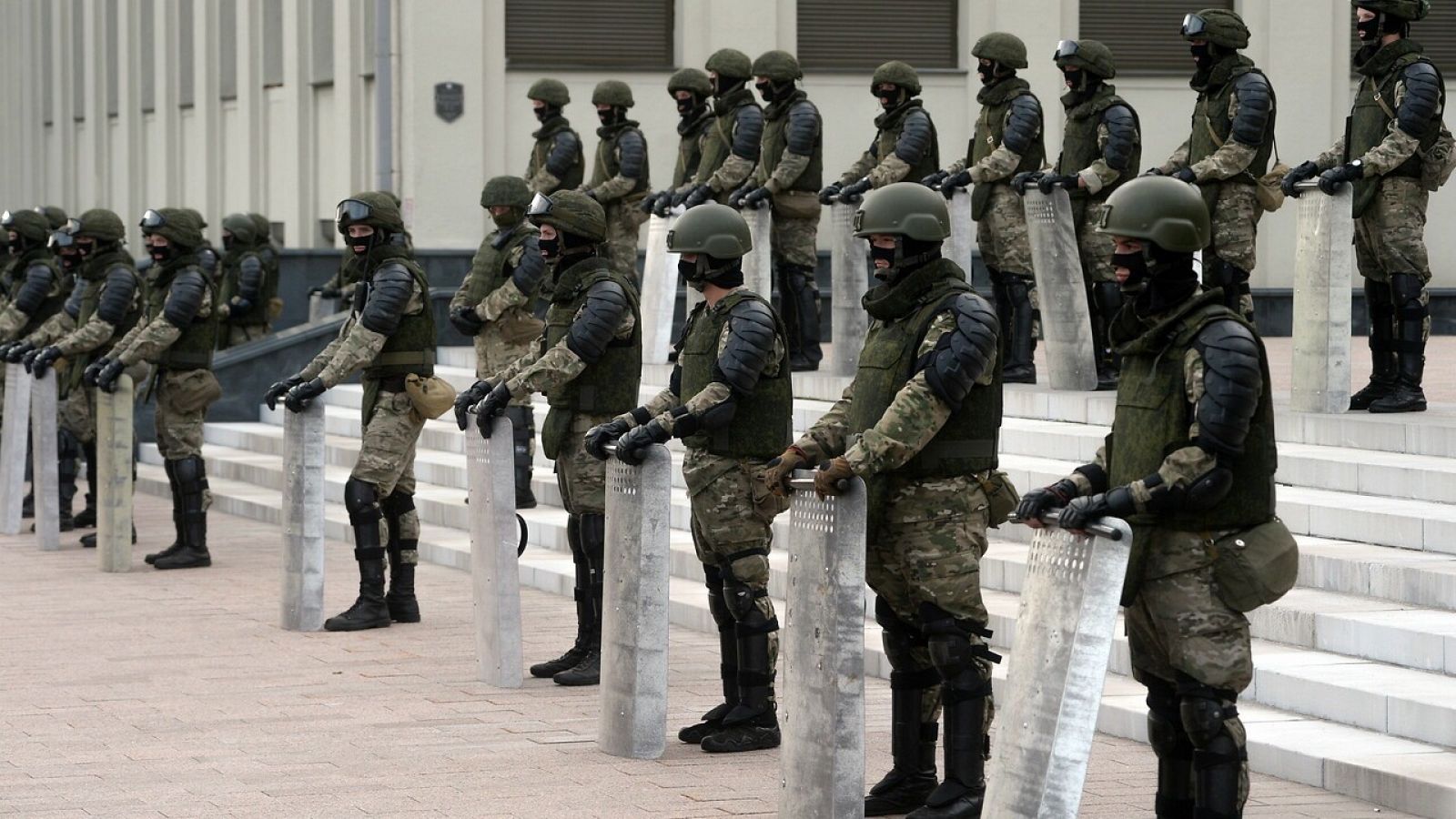 Miembros de las tropas del Ministerio del Interior bieloruso hacen guardia durante una manifestación en apoyo de la oposición