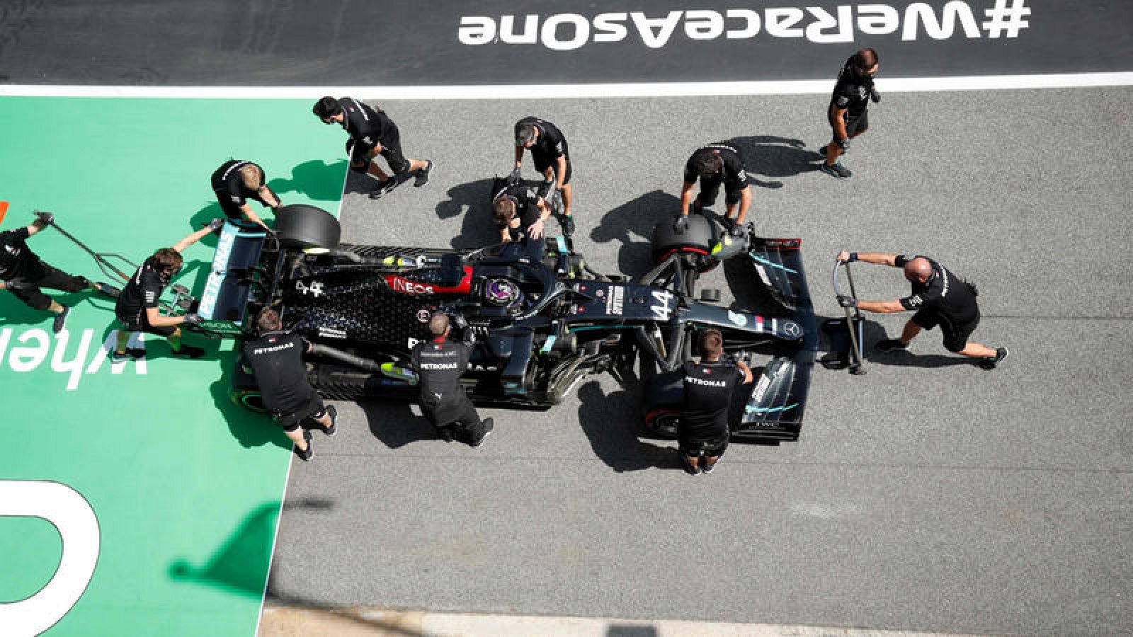 Los mecánicos de Mercedes trabajan en el monoplaza de Hamilton en Montmeló