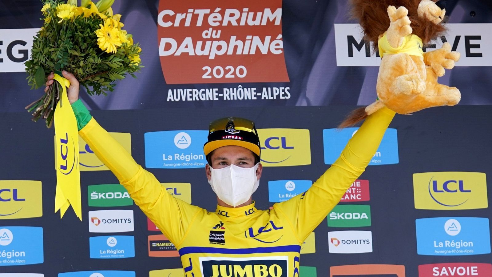  Primoz Roglic, en el podio durante la cuarta etapa del Dauphiné