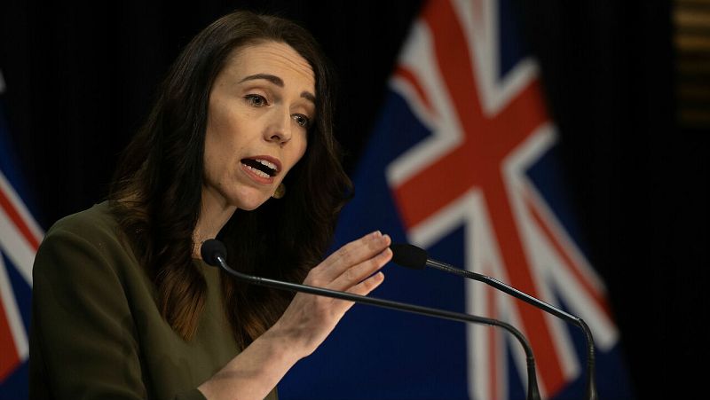 La primera ministra de Nueva Zelanda, Jacinda Ardern, habla con los medios de comunicación sobre el cambio de la fecha de las elecciones generales de 2020 por un rebrote de coronavirus.
