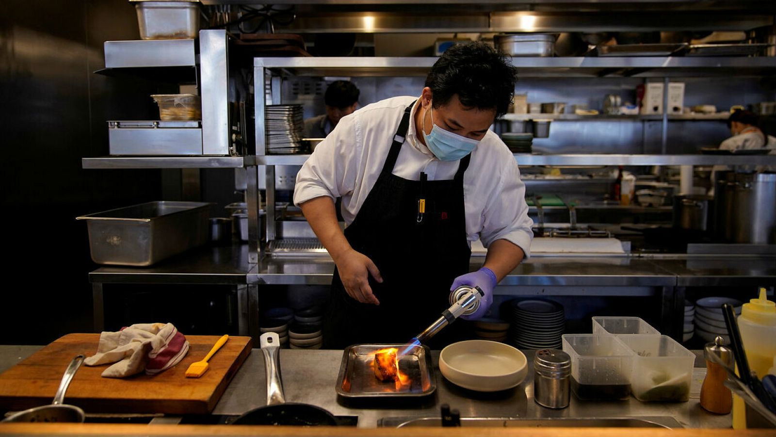Un chef prepara un bacalao congelado en un restaurante de Shanghái, China.