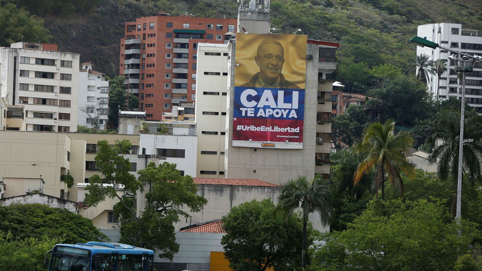 Vista de una valla publicitaria en apoyo al senador Álvaro Uribe, en una calle de Cali (Colombia).