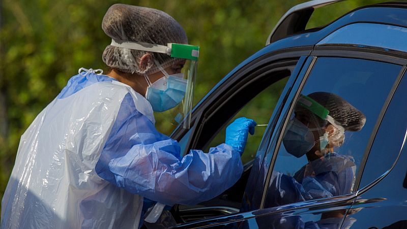 Miembros de los servicios de salud realizan pruebas PCR en Guadamia, Asturias