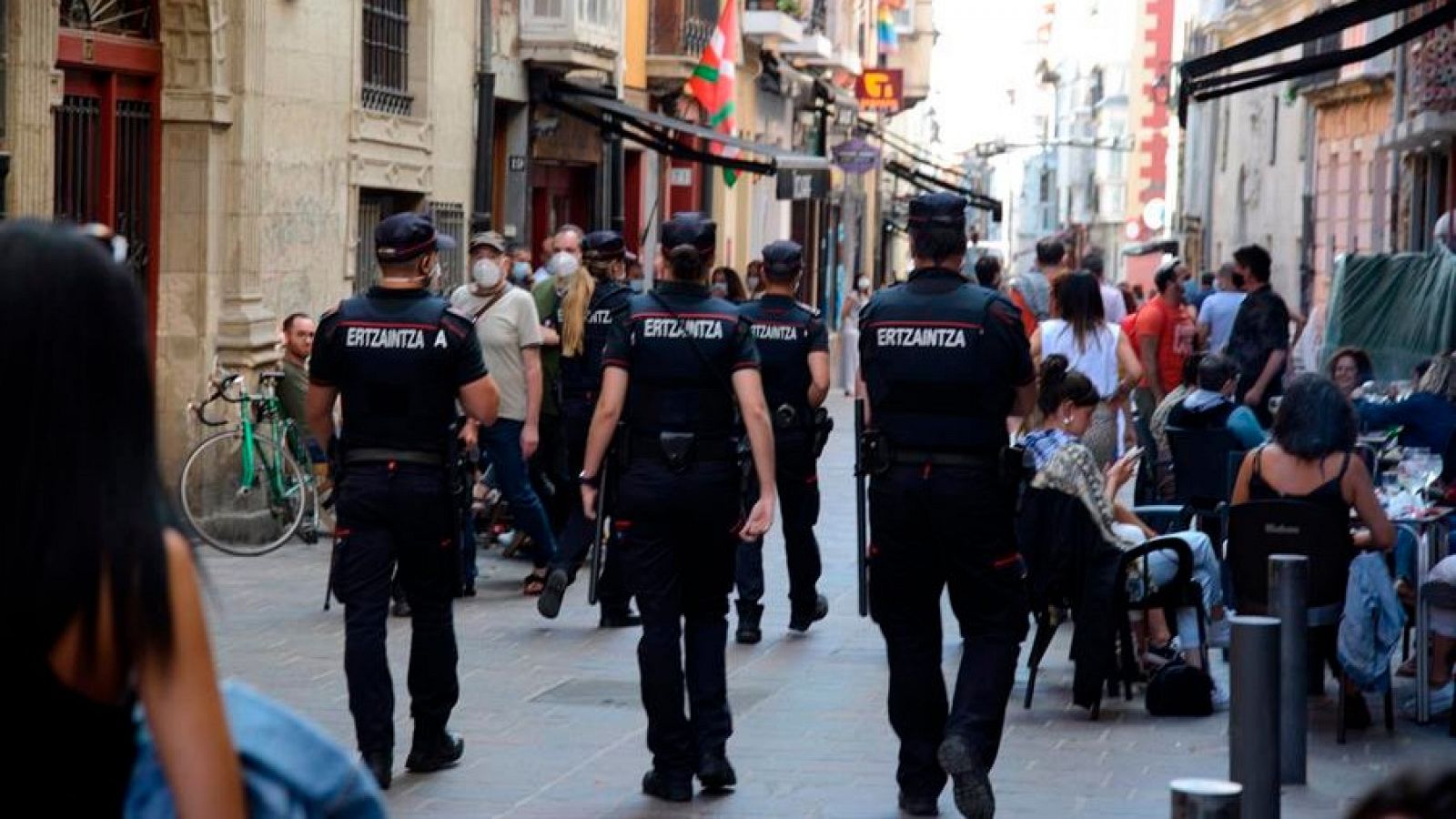 Agentes de la Ertzaintza vigilan las calles del casco viejo de Vitoria.