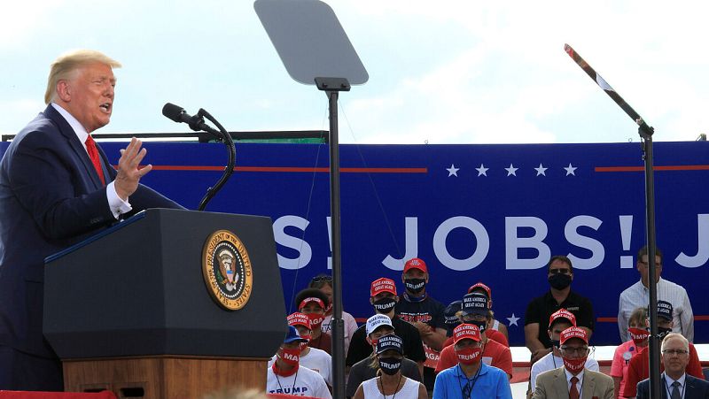 El presidente de Estados Unidos, Donald Trump, pronuncia un discurso en Basler Flight Service en Oshkosh, Wisconsin, Estados Unidos.