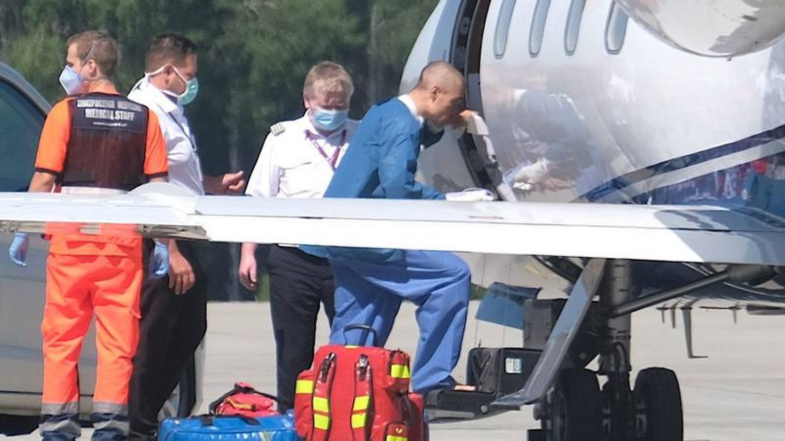 Fabio Jakobsen se sube al avión para ser trasladado a Holanda.