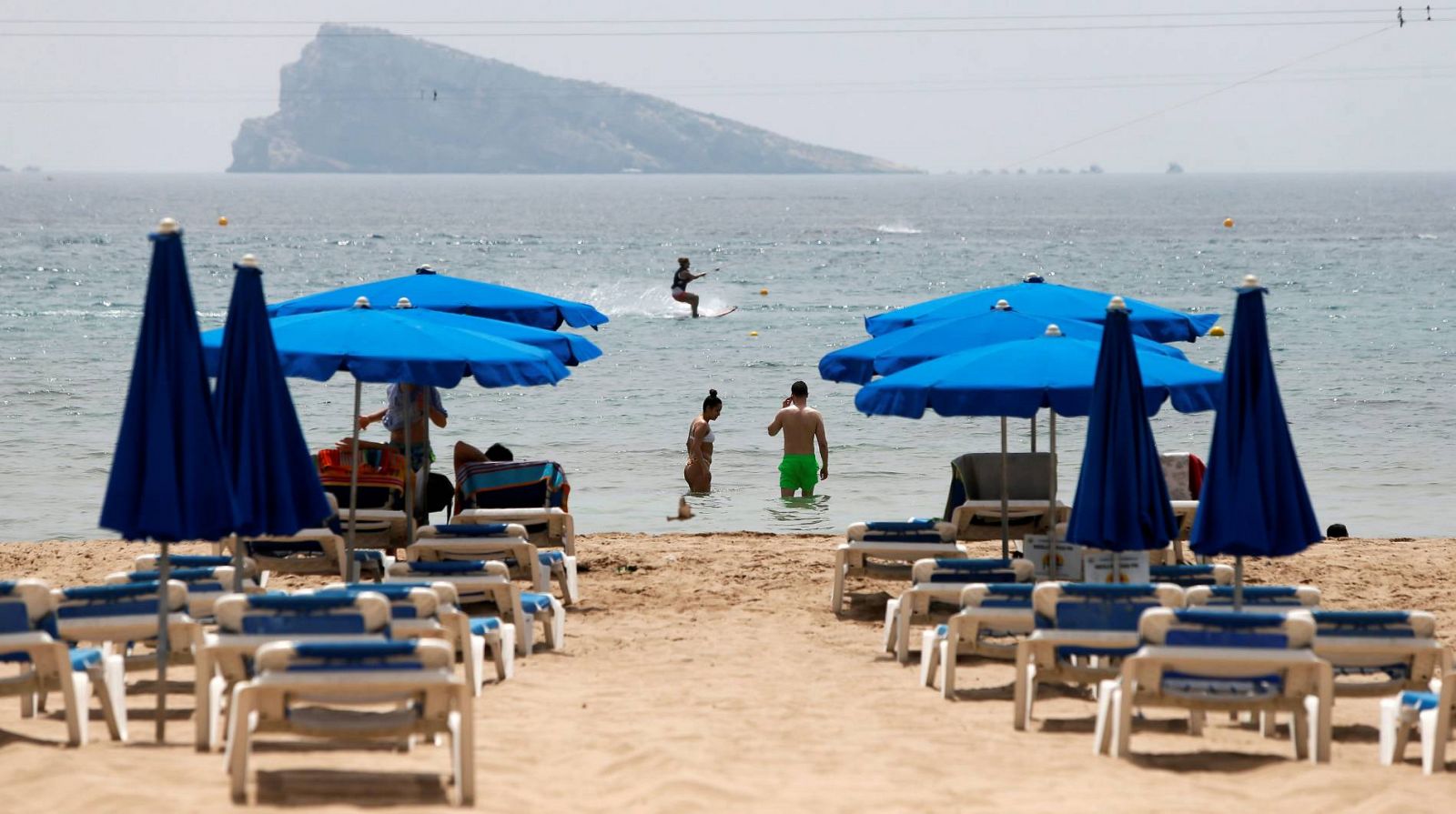 Inusual imagen de hamacas vacías en la playa de Benidorm (Alicante) en agosto