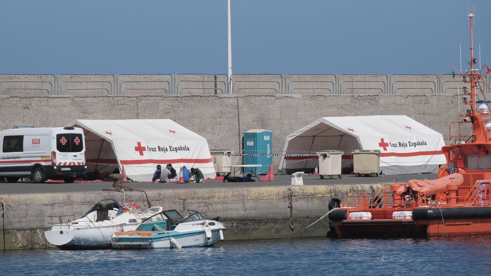 Un grupo de migrantes esperan en el puerto de Gran Canaria el 5 de agosto