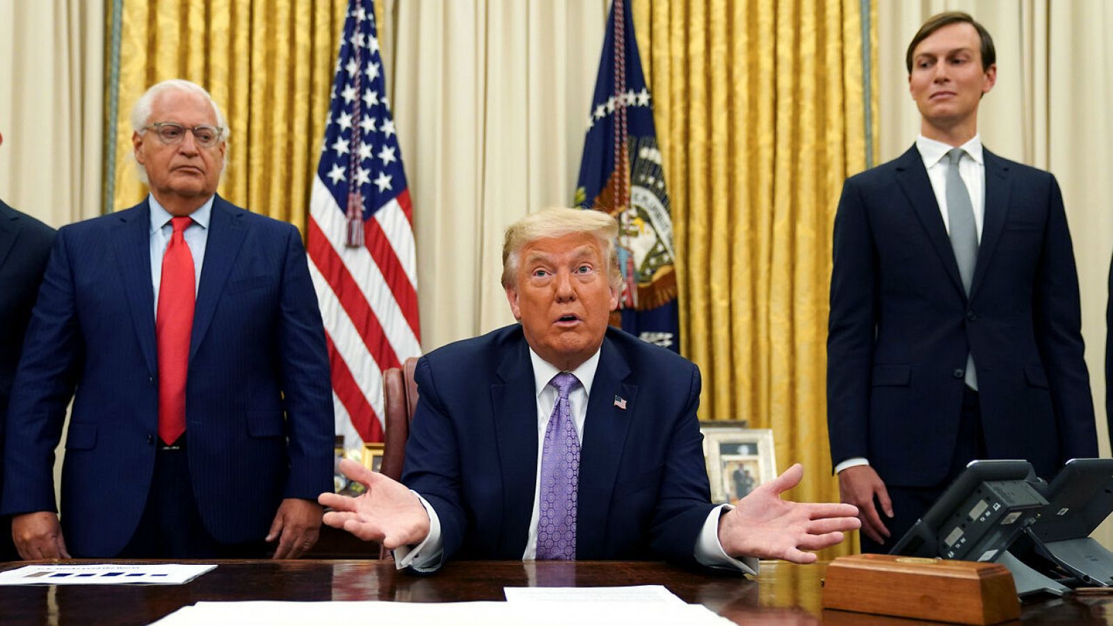 El embajador de Estados Unidos en Israel, David Melech Friedman, el asesor principal de la Casa Blanca, Jared Kushner, y el presidente de Estados Unidos, Donald Trump. 