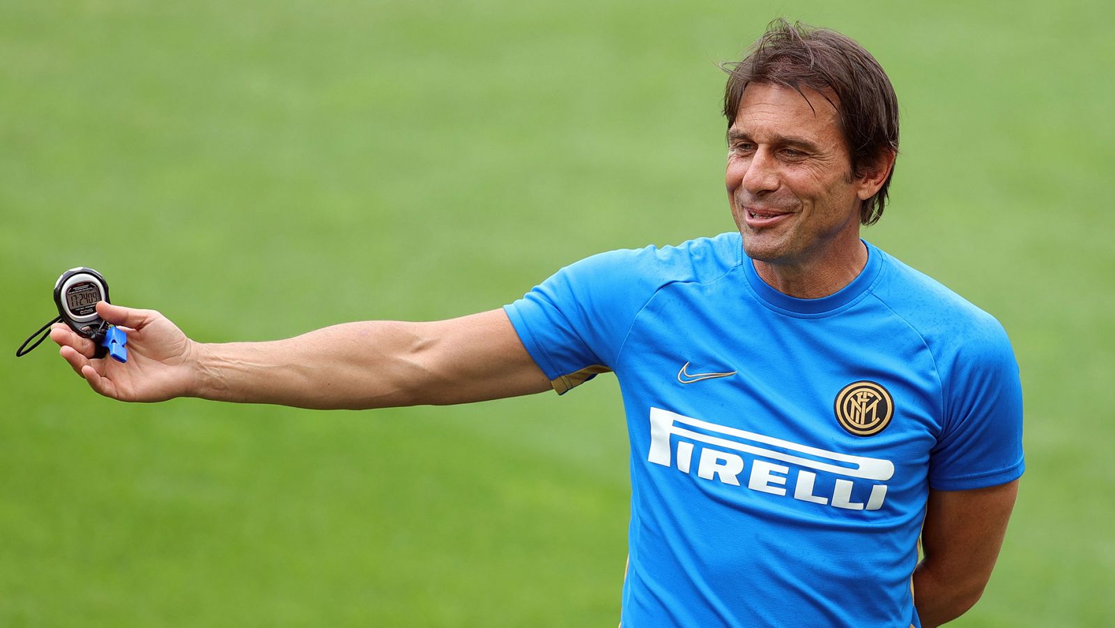 El italiano Antonio Conte dirige un entrenamiento del Inter.