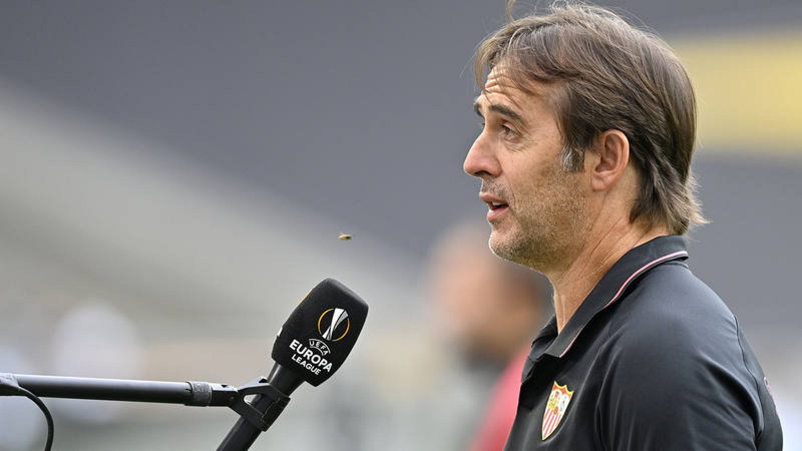 El entrenador del Sevilla, Julen Lopetegui, atiende a la prensa en Colonia (Alemania).