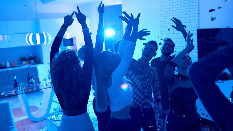 Airbnb prohíbe las fiestas en sus alojamientos y limita a 16 el máximo de huéspedes para evitar brotes