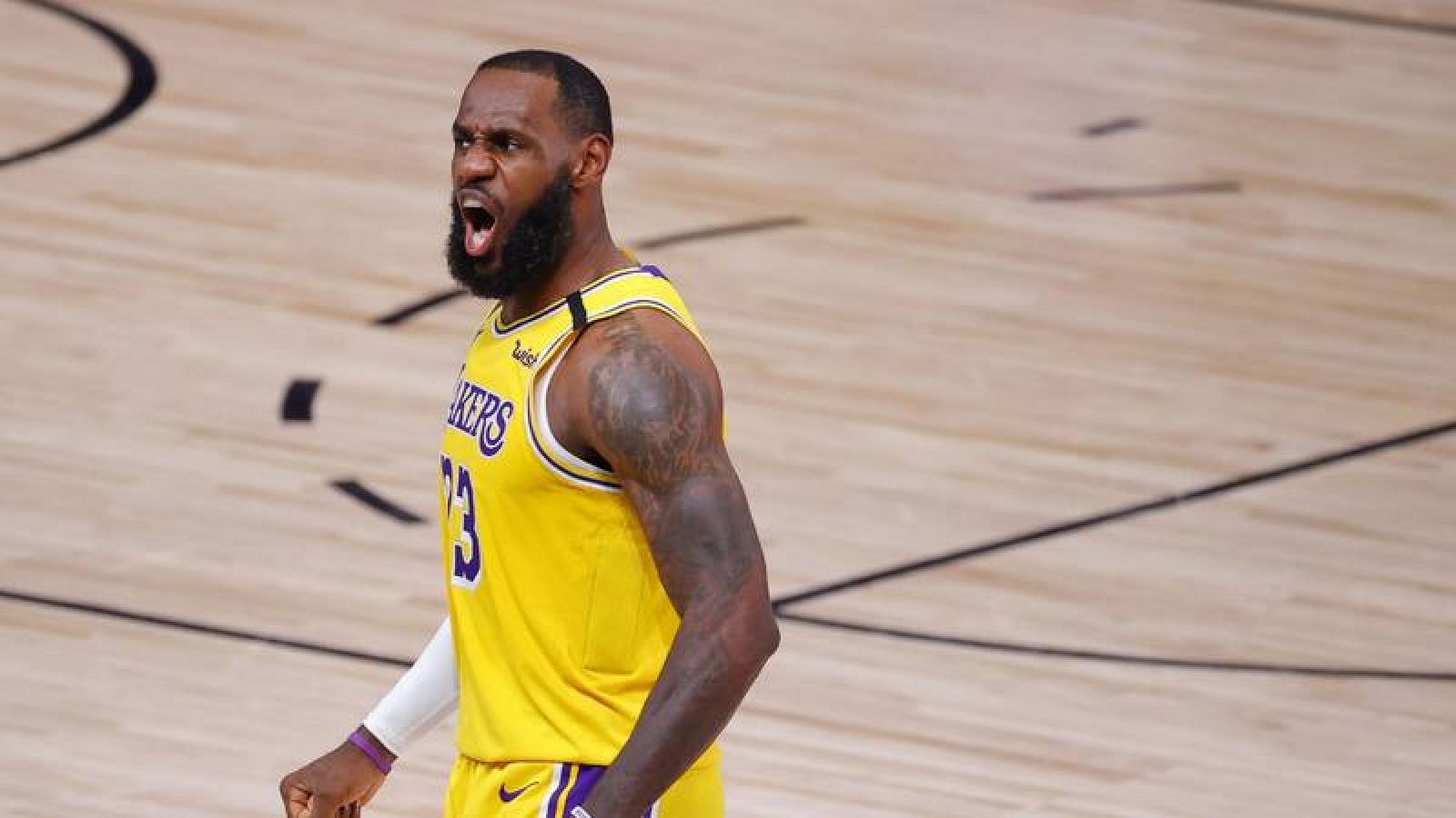 El jugador de Los Angeles Lakers, LeBron Jame, gesticula durante su partido ante los Portland Trail Blazers.