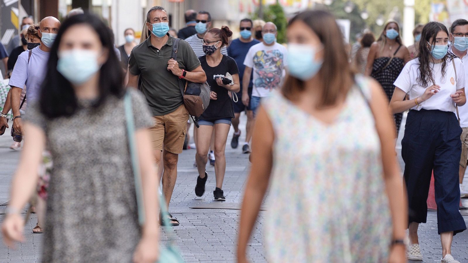 Varias personas caminan con mascarillas por el centro de Valladolid.