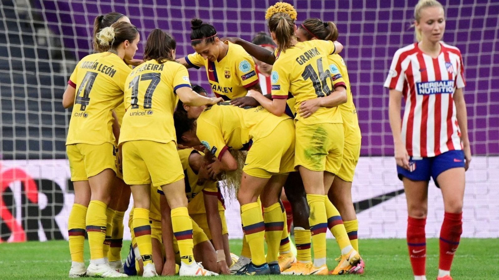 Imagen: Las jugadoras del FC Barcelona celebran el gol de la victoria