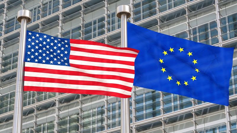 Las banderas de Estados Undos y la Unión Europea