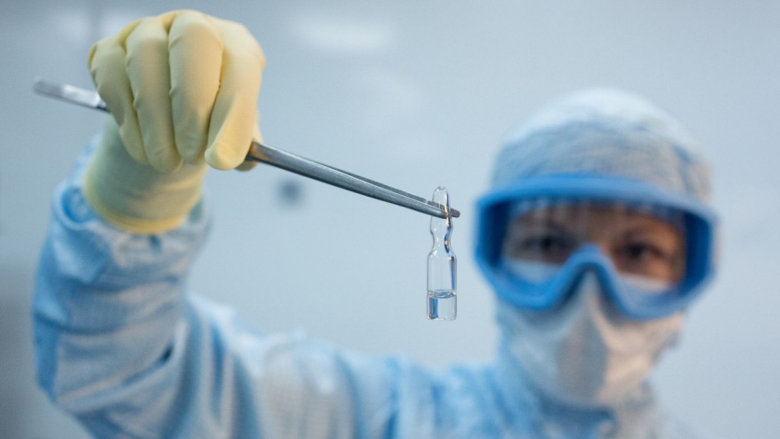 Un investigador del Centro de Microbiología y Epidemiología Gamaleya sostiene un vial con la vacuna rusa contra el coronavirus