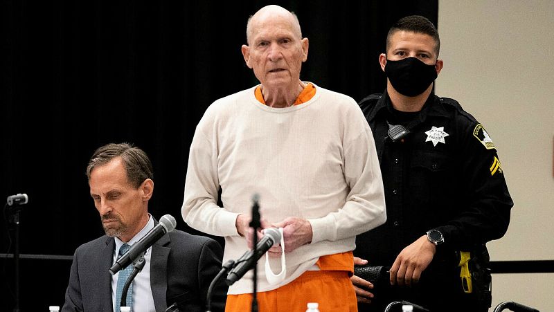 Joseph James DeAngelo Jr., conocido como 'Golden State Killer', ofrece una breve disculpa antes de ser sentenciado a cadena perpetua durante su audiencia de sentencia en CSU Sacramento, California, Estados Unidos.