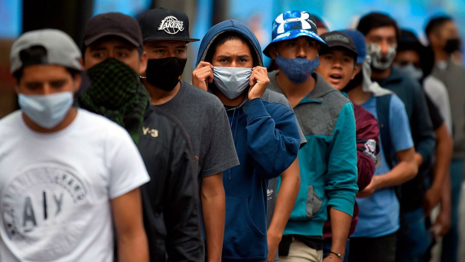 Maestros marchan durante una protesta contra el nuevo plan de regreso a clases en México.
