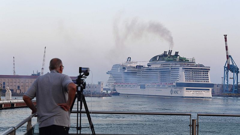 El crucero MSC Grandiosa saliendo del puerto de Génova (Italia) después de seis meses y medio de inactividad por COVID-19