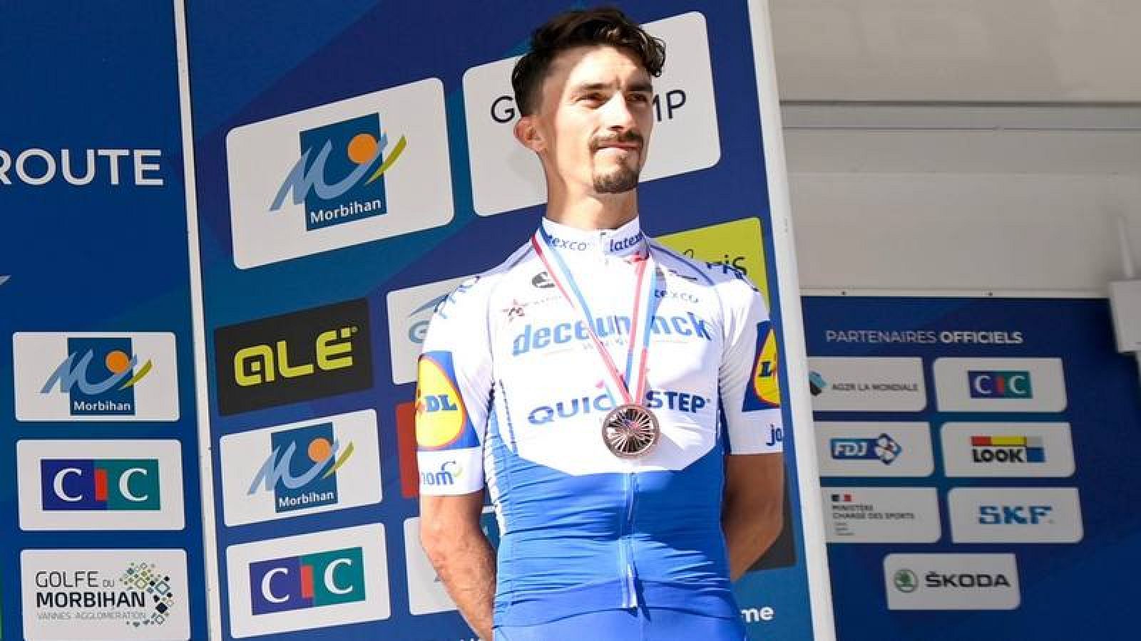 Julian Alaphilippe, en el podio del pasado Campeonato de Francia con la medalla de bronce.