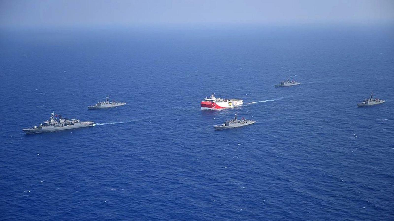 El buque sísmico 'Oruç Reis' es escoltado por barcos de la Marina turca en el Mediterráneo
