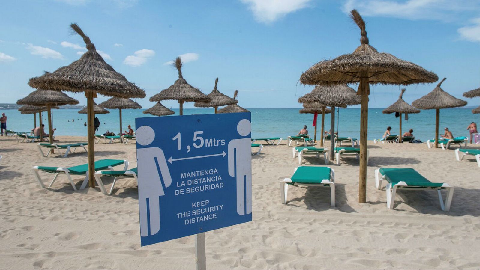 Carteles con normas sanitarias en Playa de Palma. 