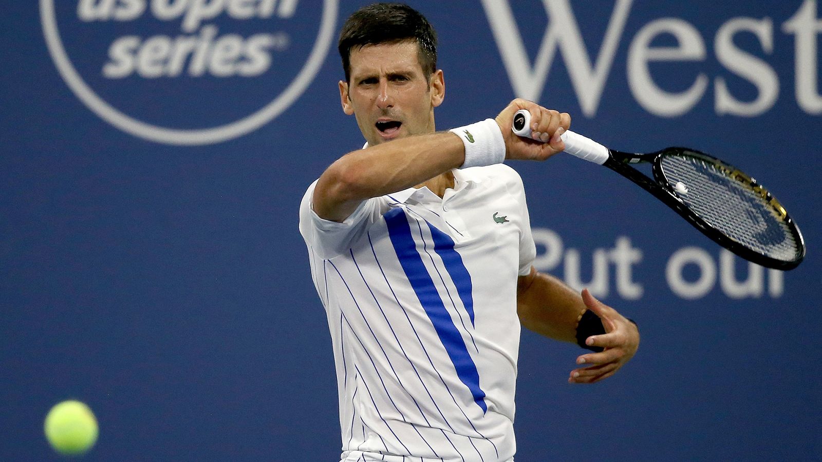 El serbio Novak Djokovic devuelve una bola al lituano Ricardas Berankis.