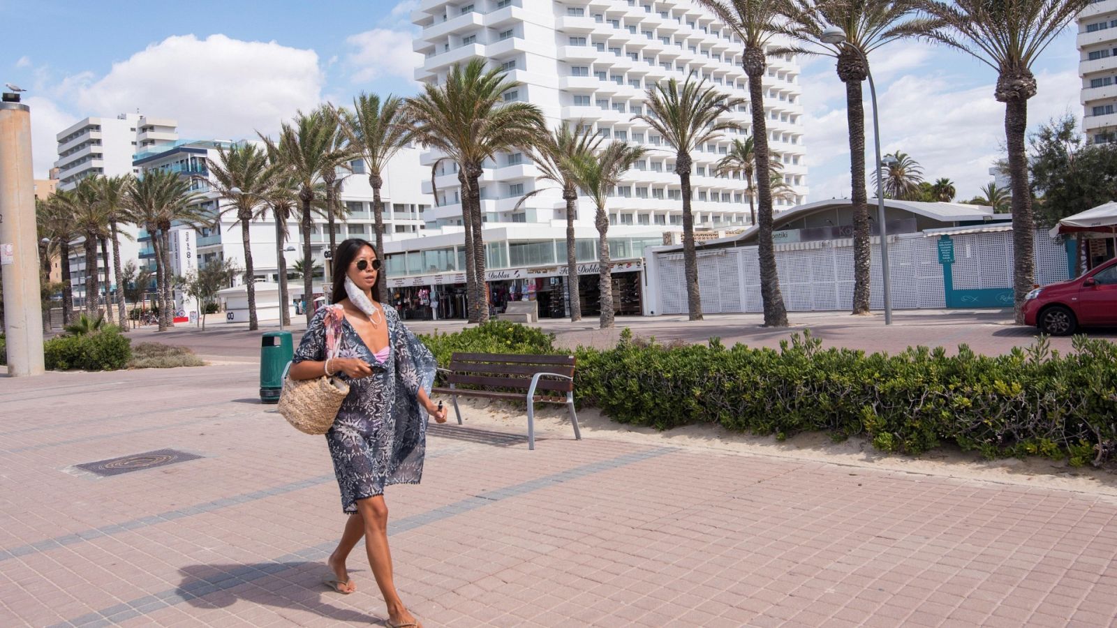 Una mujer camina por Palma de Mallorca