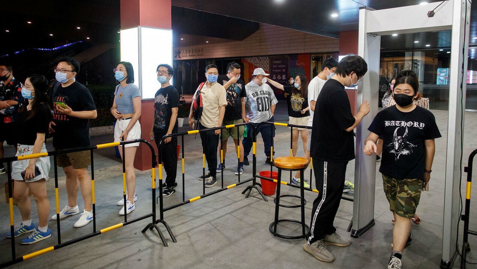 Personas llegan para disfrutar de un concierto de heavy metal en Beijing, China. 