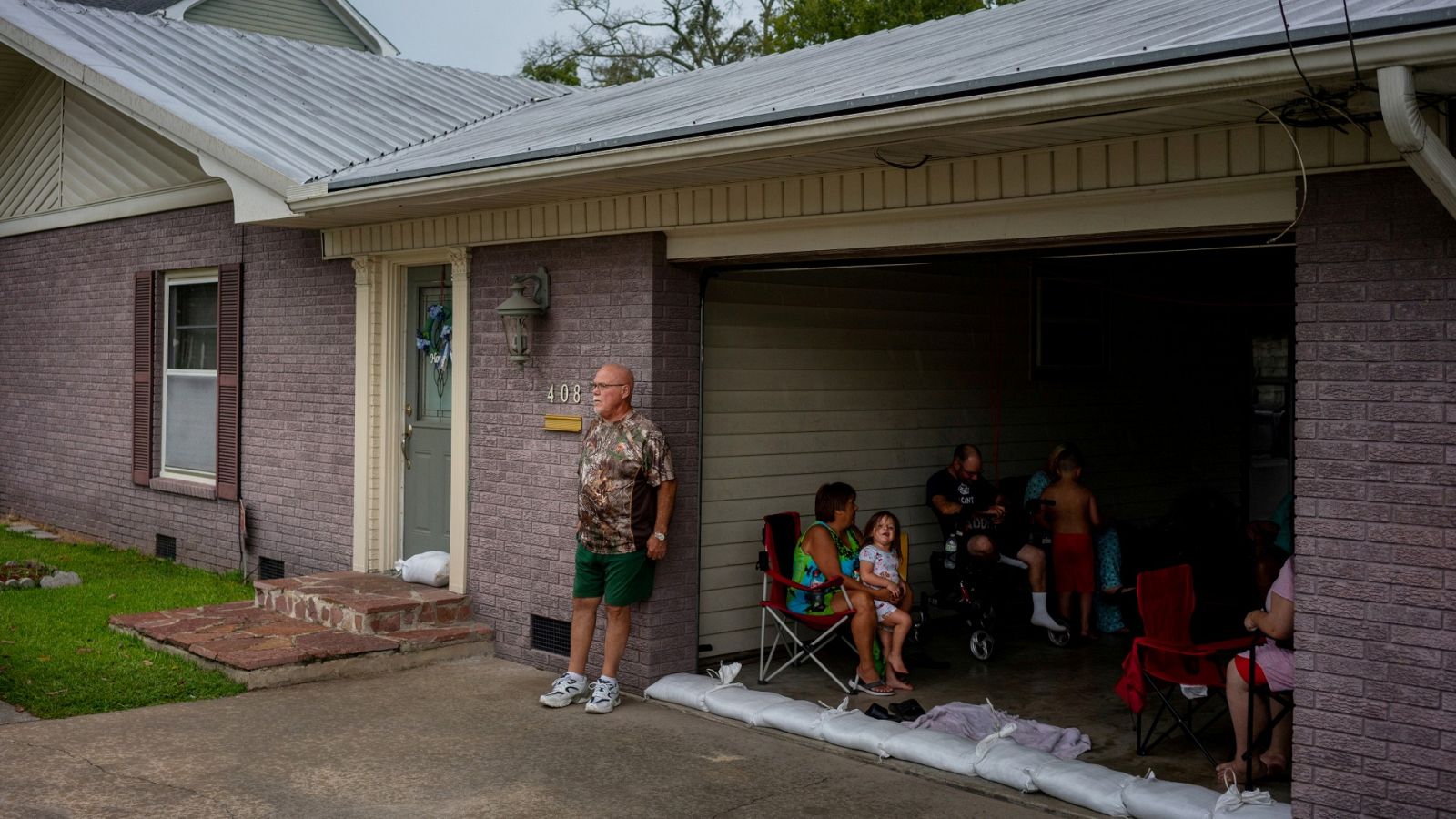 Una familia en Abbeville, Louisiana, espera en el garaje al huracán Laura