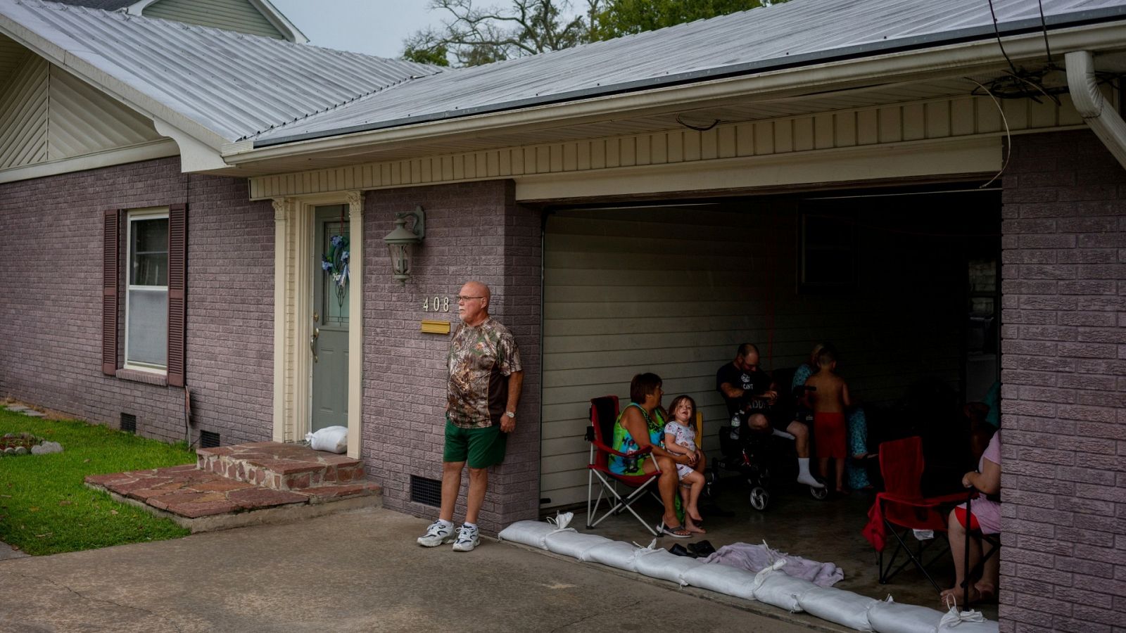  Una familia en Abbeville, Louisiana, espera en el garaje al huracán Laura