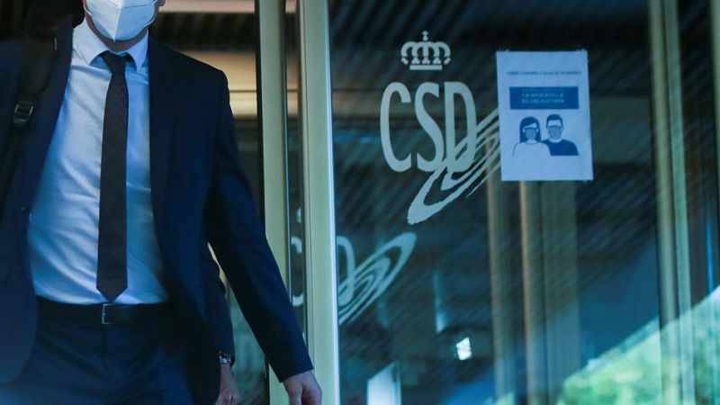 Representantes de LaLiga y de la Real Federación Española de Fútbol a su salida del Consejo Superior de Deportes (CSD).