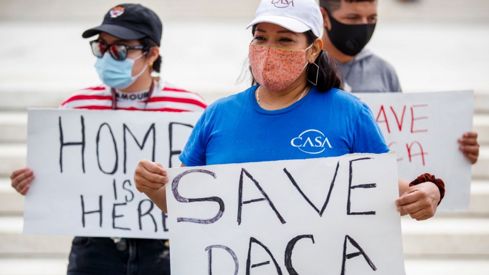 Un grupo de personas protestando por la política migratoria de Donald Trump ante el Supremo de EE.UU. en Washington en junio de 2020.