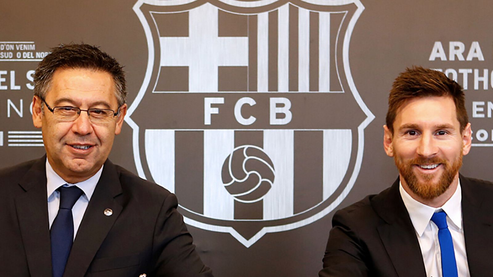 Imagen de archivo de la última renovación de Leo Messi, junto a Bartomeu