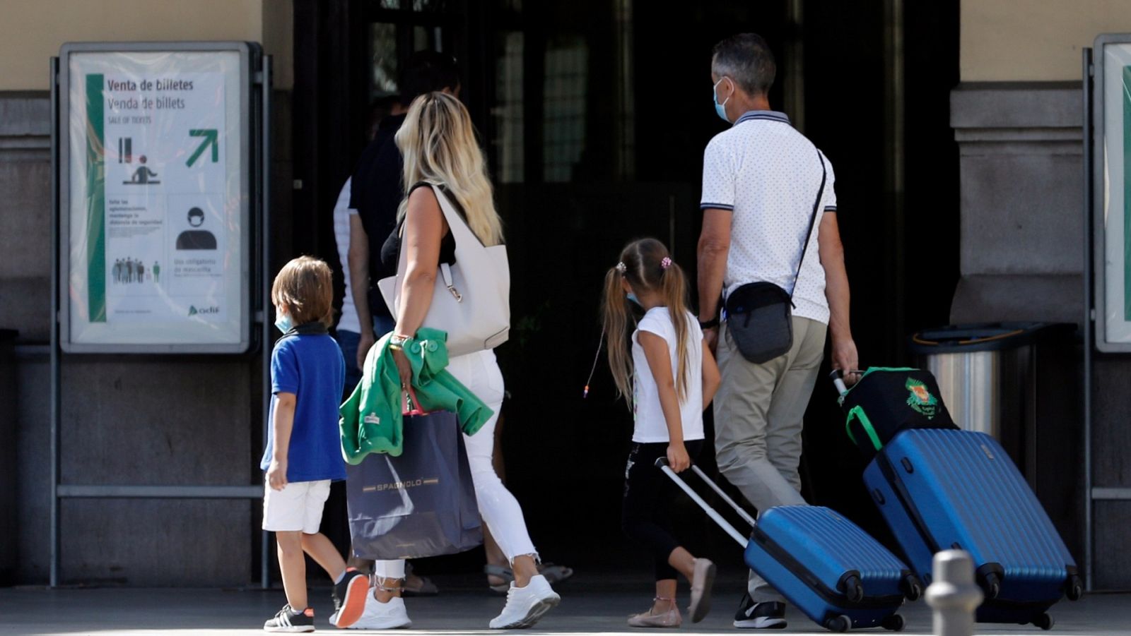 Una familia con sus maletas entra en la estación del Norte de Valencia