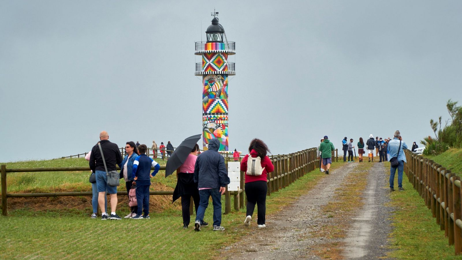 Turistas visitan el faro de Ajo pintado por Okuda