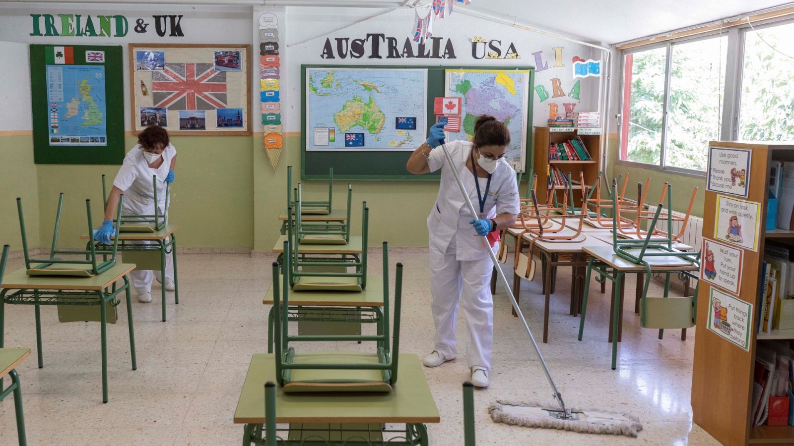 Dos trabajadores del servicio de limpieza del ayuntamiento de Murcia durante las labores de desinfección