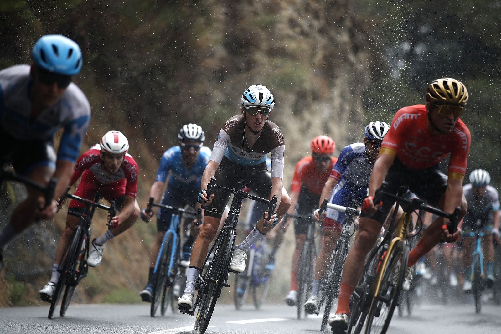 Imagen de los corredores bajo la lluvia de la primera etapa del Tour de Francia 2020.