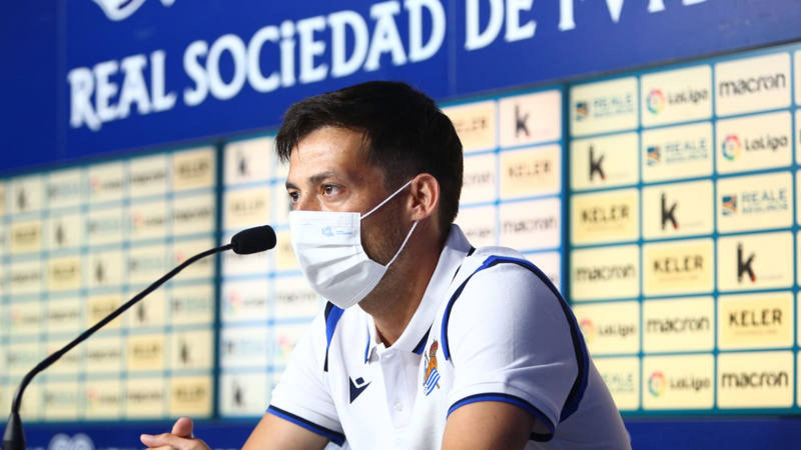 El centrocampista canario David Silva ofrece una rueda de prensa durante su presentación de este lunes en San Sebastián como nuevo jugador blaquiazul. 