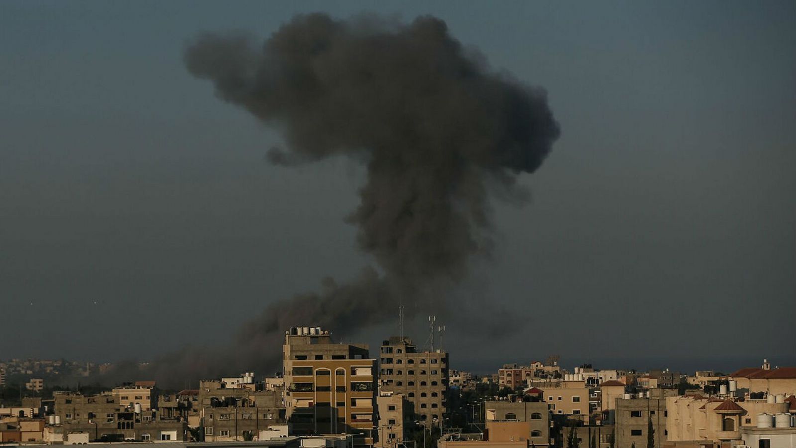 Humo entre edificios después de que aviones de guerra pertenecientes al ejército israelí llevaran a cabo ataques aéreos sobre la ciudad de Gaza.