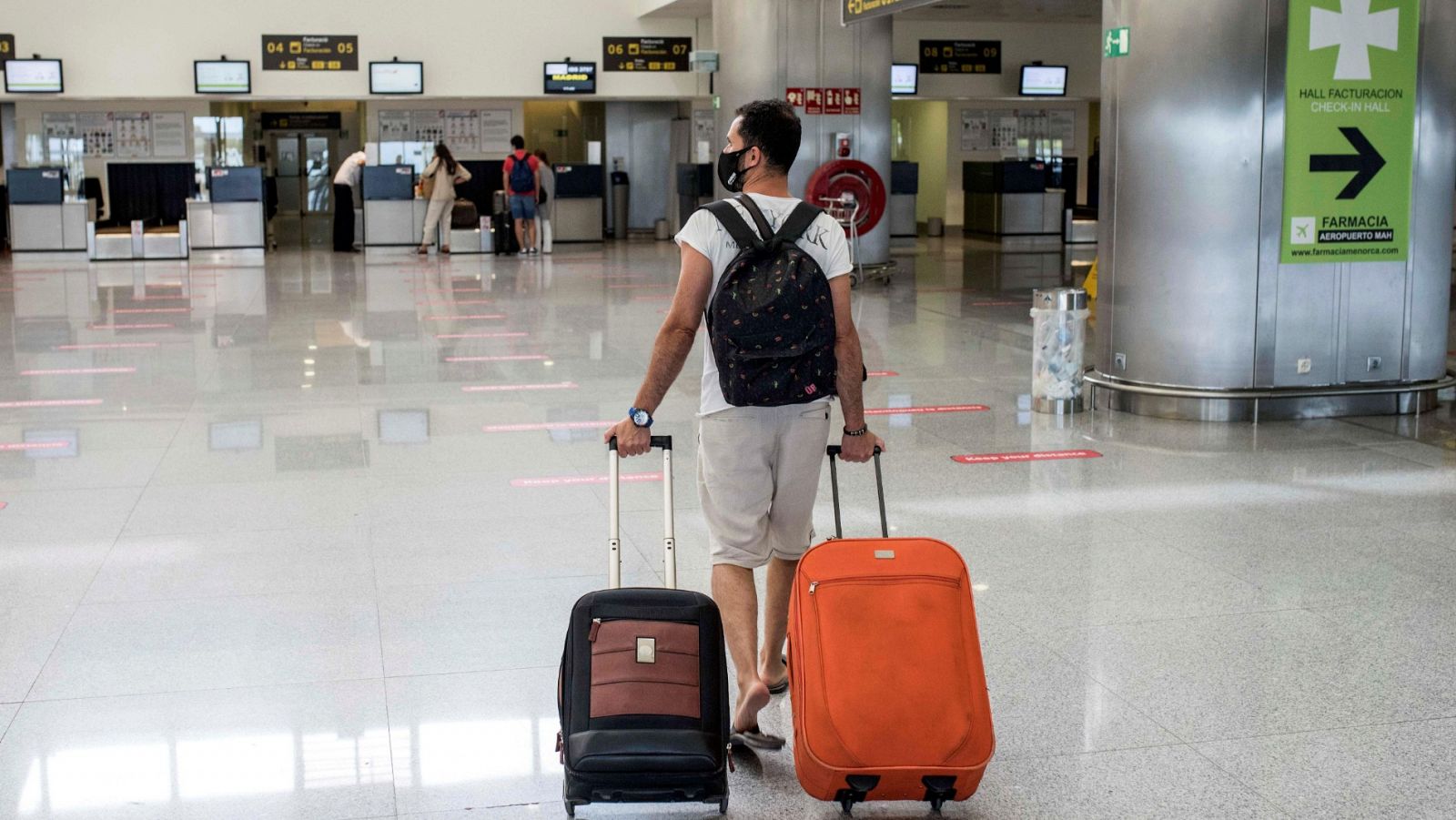 Un viajero solitario en el aeropuerto de Menorca