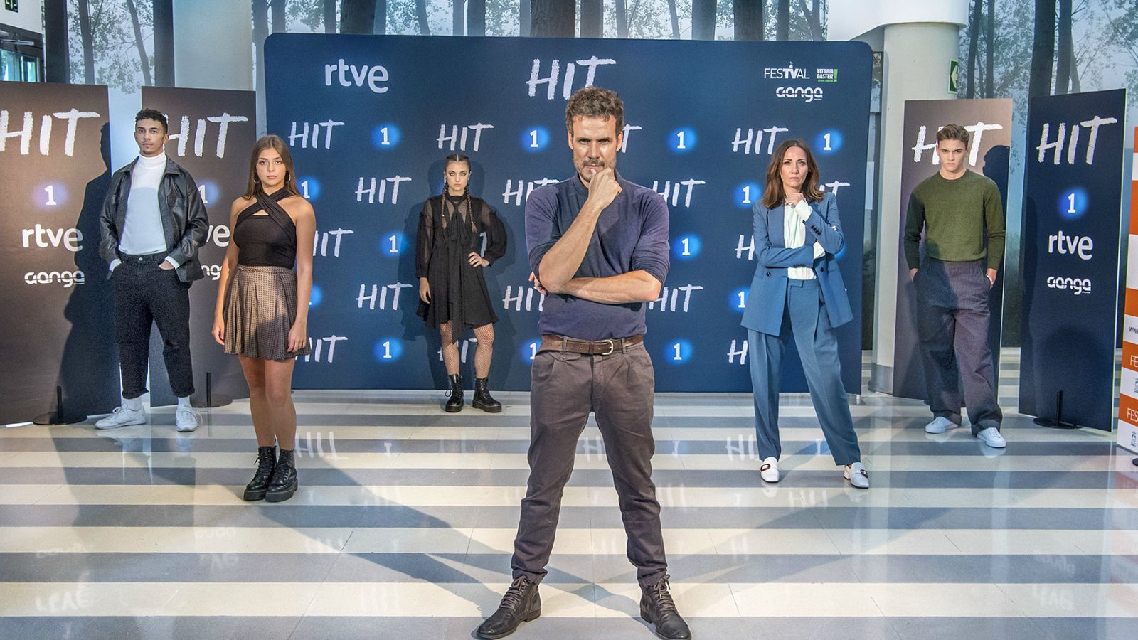  Daniel Grao, acompañado por el reparto de 'HIT' en la presentación de la serie en el FesTVal de Vitoria.