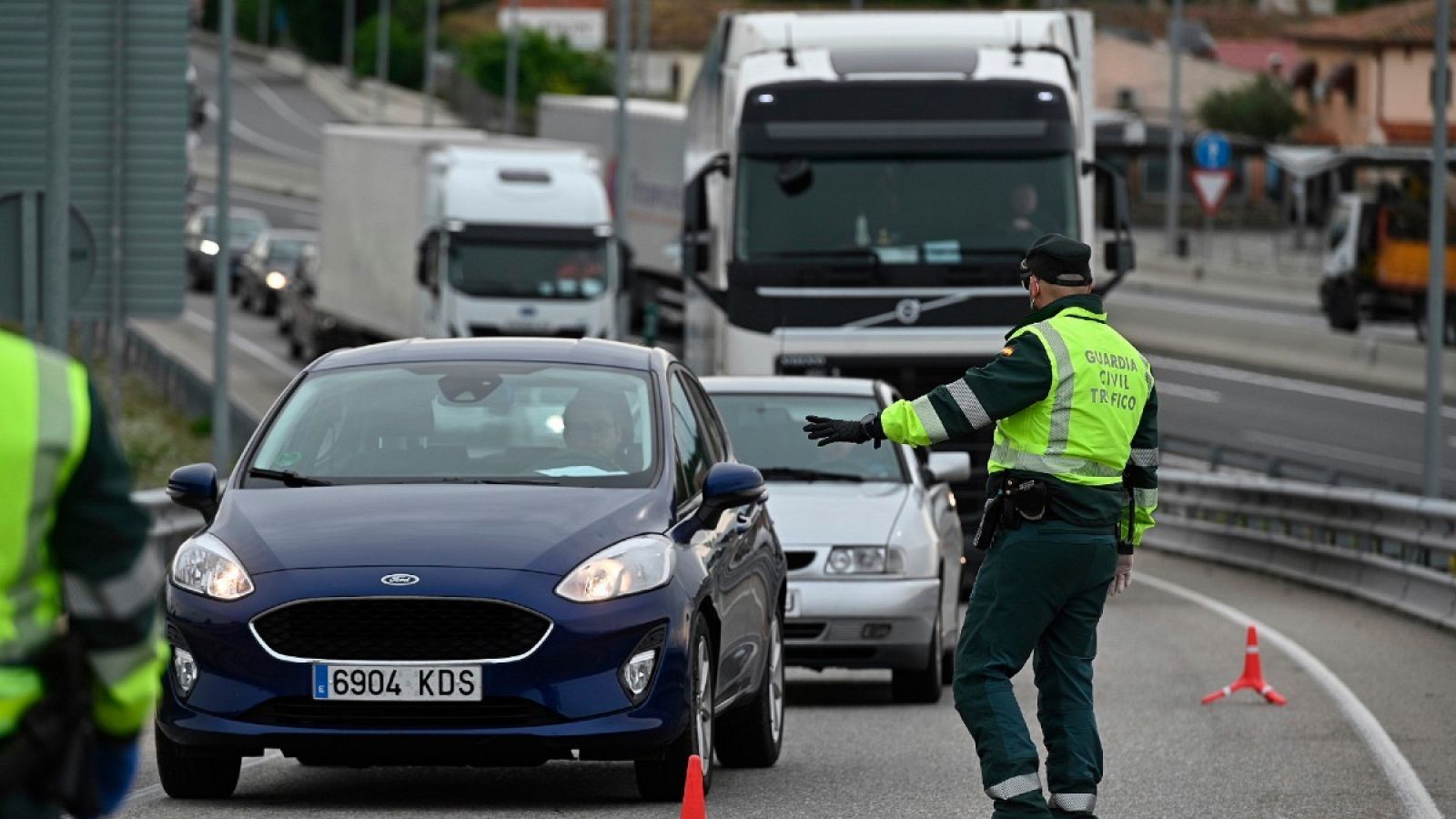 La Guardia Civil realiza un control en una carretera, en una imagen de archivo. 