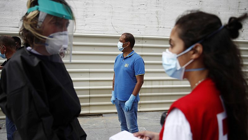 Miembros de la Cruz Roja y el Ayuntamiento gestionan un centro para personas sin hogar